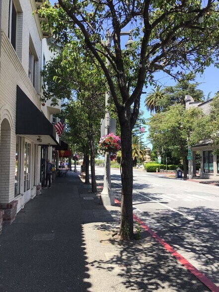 More Photos Of 681 Bridgeway, Sausalito General Retail For Sale