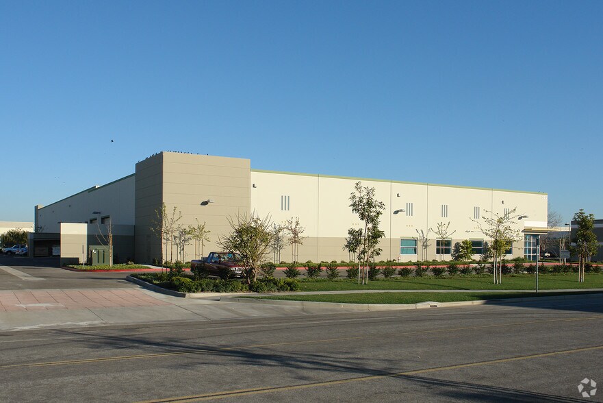 More Photos Of 320 Hearst Dr, Oxnard Warehouse For Lease