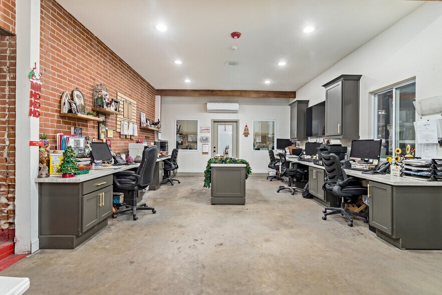 More Photos Of 1400 N 5th St, Silsbee General Retail For Sale