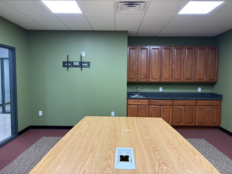 More Photos Of 1-7 S Mount Vernon Ave, Uniontown Office For Lease