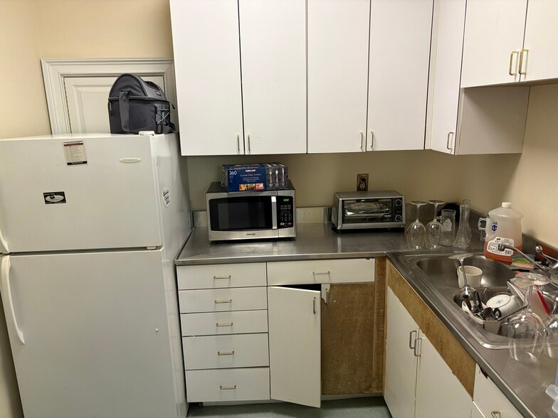 More Photos Of 325 N Milledge Ave, Athens Office For Sale