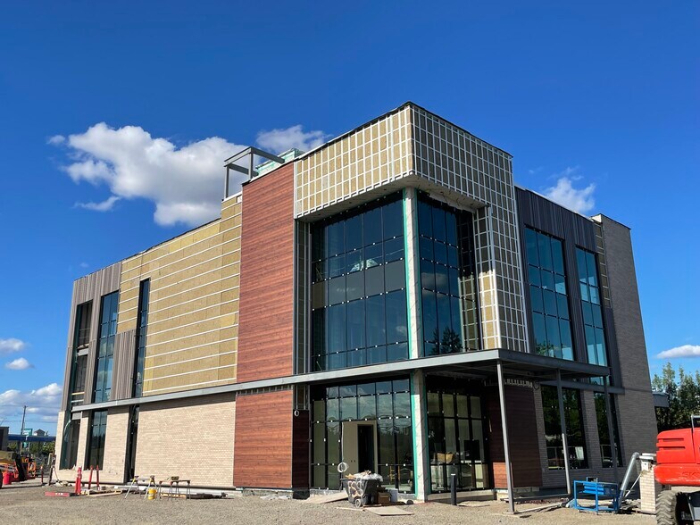 More Photos Of 2951 Stacy Allison Way, Woodburn Office For Lease