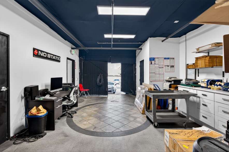 More Photos Of 435-437 N Varney St, Burbank Warehouse For Lease