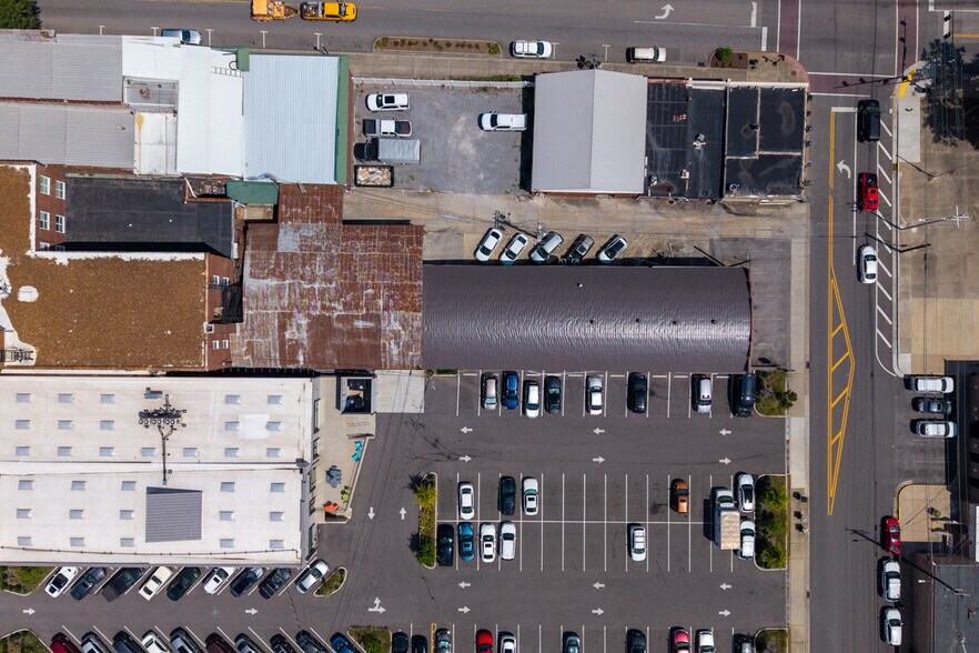 More Photos Of 108 W Smith St, Gallatin Showroom For Lease