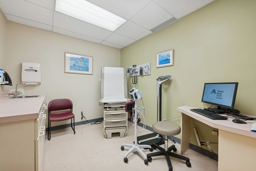 More Photos Of 2201-2211 Merrick Rd, Merrick Office Residential For Lease