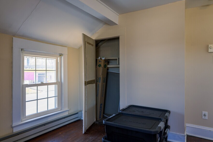 More Photos Of 1616 Blountville Blvd, Blountville Office Residential For Lease