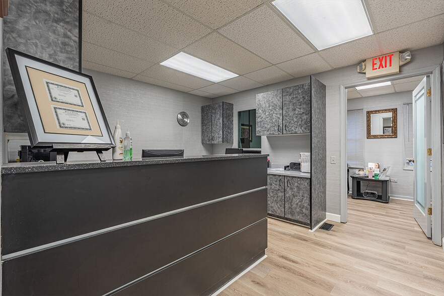 More Photos Of 610 Crystal Point Dr, Crystal Lake Medical For Lease