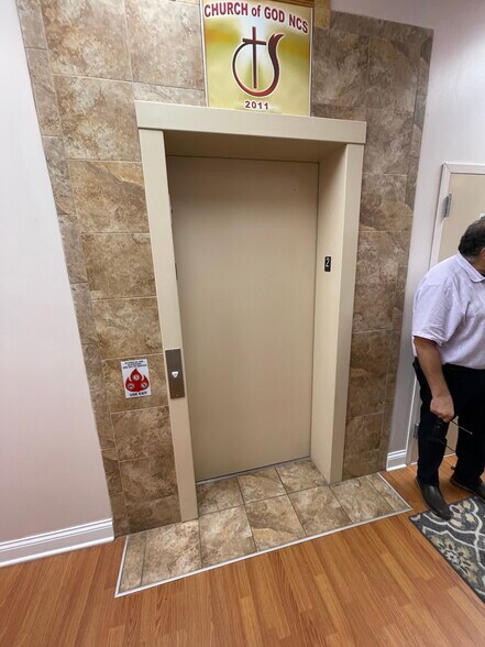 More Photos Of 3305 W Division St, Chicago Office For Lease