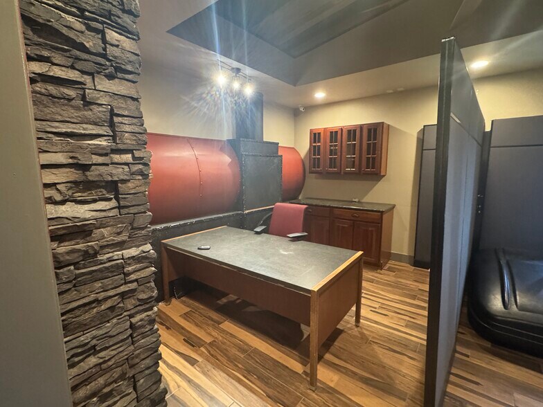 More Photos Of 1517 N Orange Blossom Trl, Orlando Office For Lease