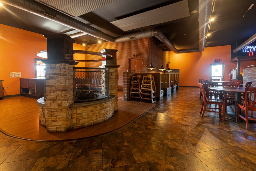 More Photos Of 2700 17th St, Marion General Retail For Sale