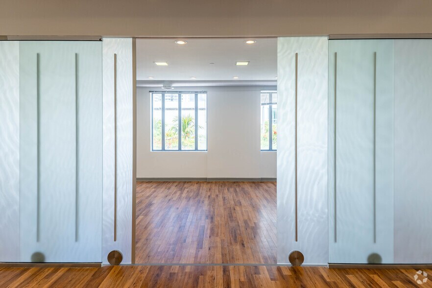 More Photos Of 420 Lincoln Rd, Miami Beach Loft Creative Space For Lease