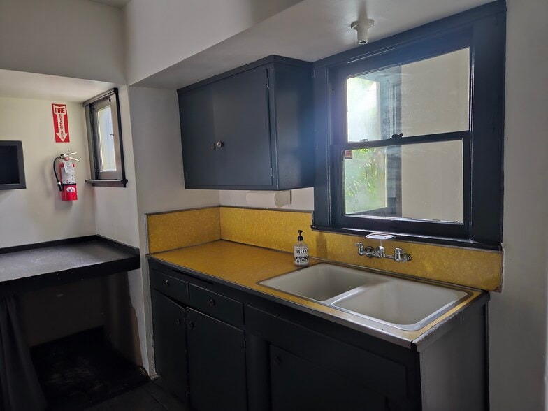 More Photos Of 3127 Santa Monica Blvd, Santa Monica Freestanding For Lease