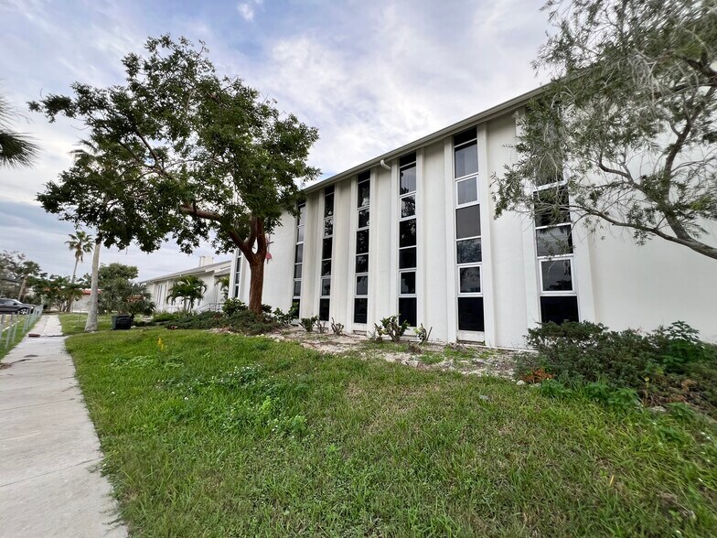 More Photos Of 155 Bay Rd, Fort Myers Religious Facility For Sale