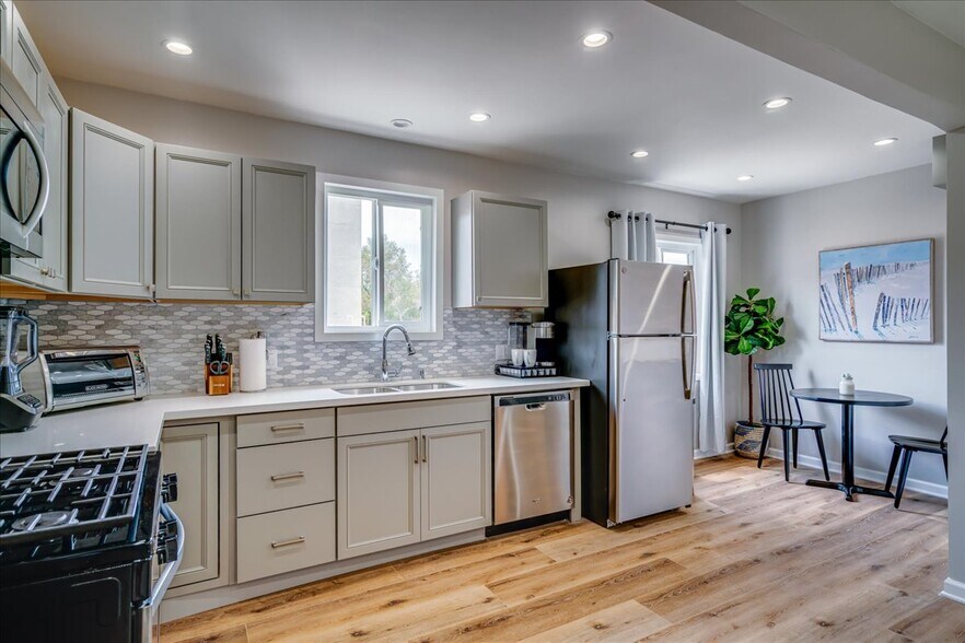 More Photos Of 323-325 Culver Blvd, Playa Del Rey Storefront Retail Residential For Sale