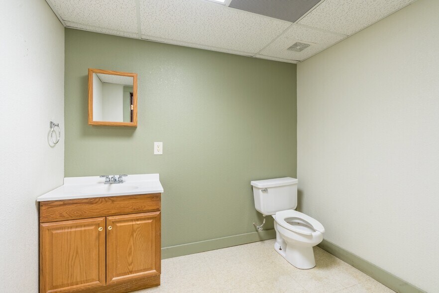 More Photos Of 1705 University Ave, Hot Springs Storefront Retail Office For Sale