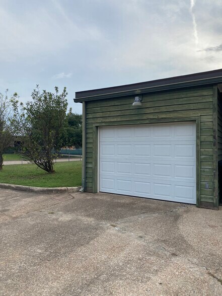 More Photos Of 9400 Village Green Dr, Shreveport Office For Lease