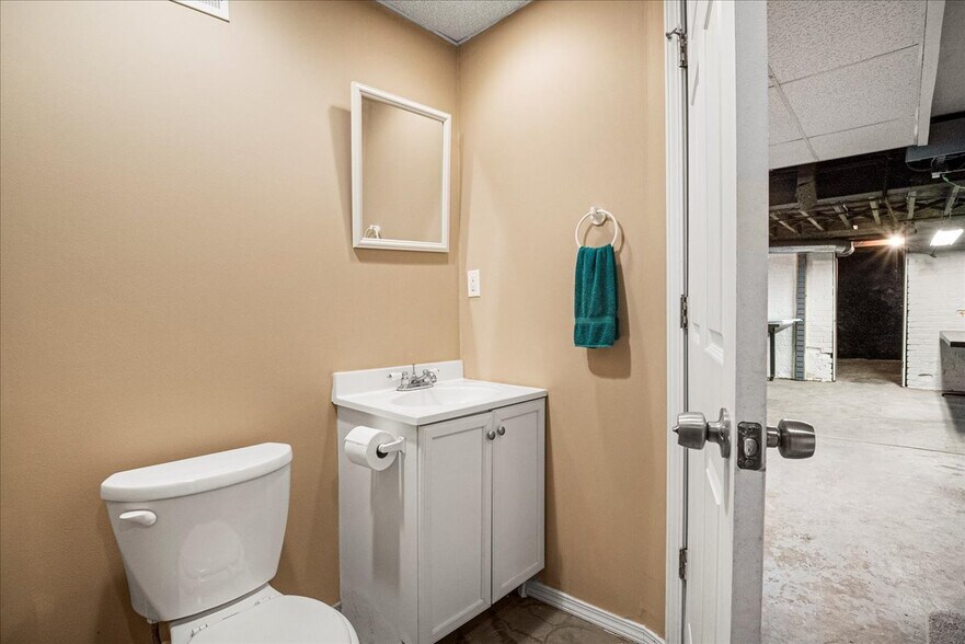 More Photos Of 8700 Gravois Rd, Saint Louis Storefront Retail Residential For Sale