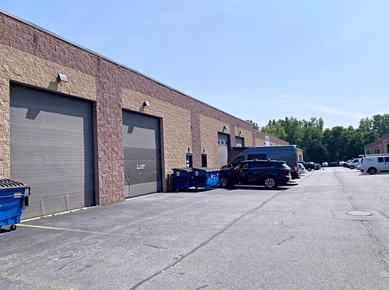 More Photos Of 10 Draper St, Woburn Warehouse For Lease