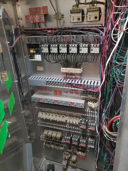 More Photos Of 2550 W Deer Valley Dr, Phoenix Auto Dealership For Sale