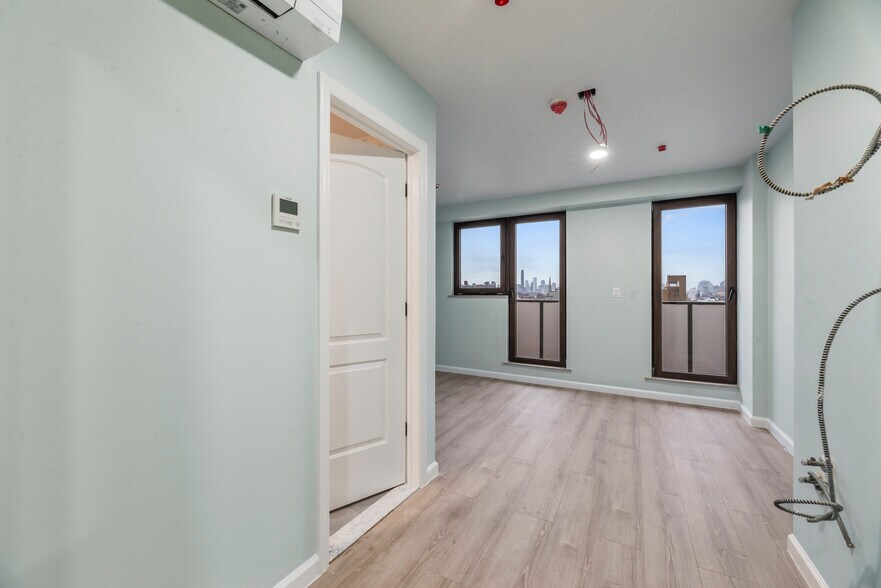 More Photos Of 14 Olive St, Brooklyn Hotel For Lease