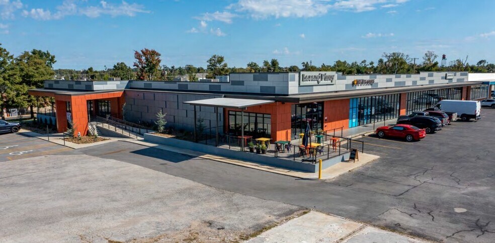 Primary Photo Of 719 W Walnut St, Rogers Storefront For Lease