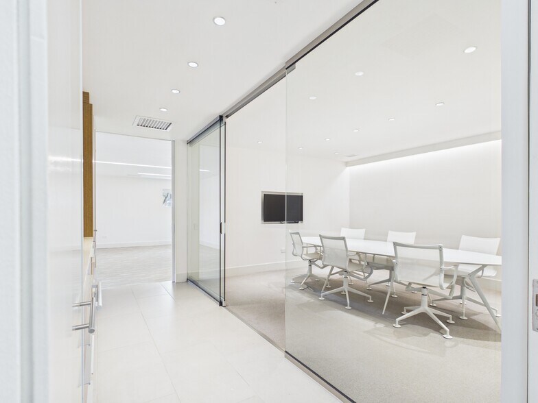 More Photos Of 1111 Lagoon Dr, Dallas Office For Sale
