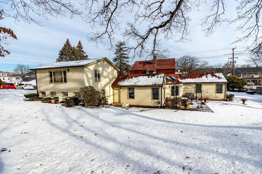 More Photos Of 90 Putnam Pike, Johnston Flex For Sale