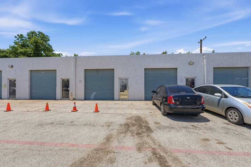 More Photos Of 2026 Pioneer Pky W, Arlington Showroom For Lease