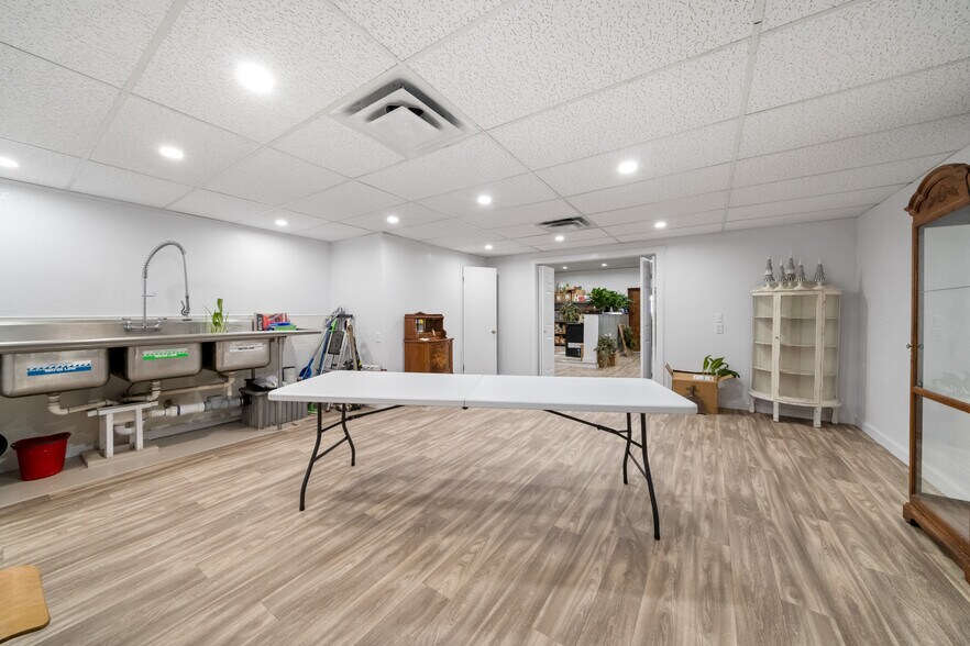 More Photos Of 122 E Cranston Ave, Fowler Flex For Sale