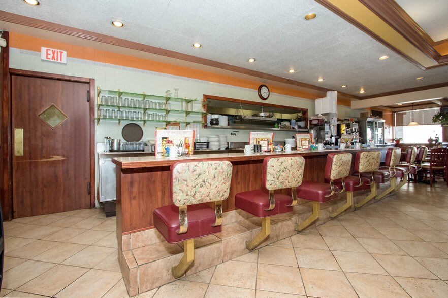 More Photos Of 300 N Northwest Hwy, Palatine Restaurant For Sale