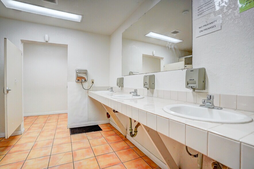 More Photos Of 950 S Central Ave, Compton Schools For Sale