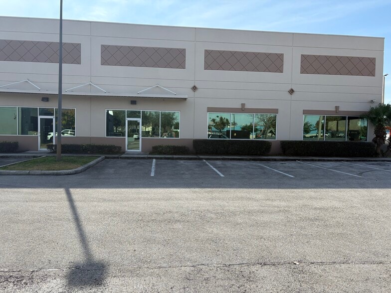 Primary Photo Of 2420 W Lynx Ln, Orlando Warehouse For Lease