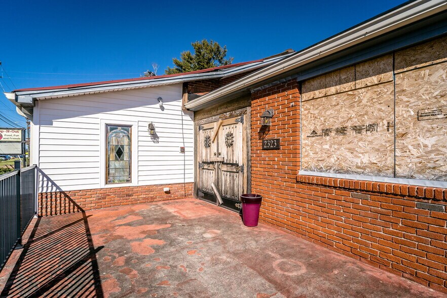 More Photos Of 2323 W Main St, Waynesboro General Retail For Sale