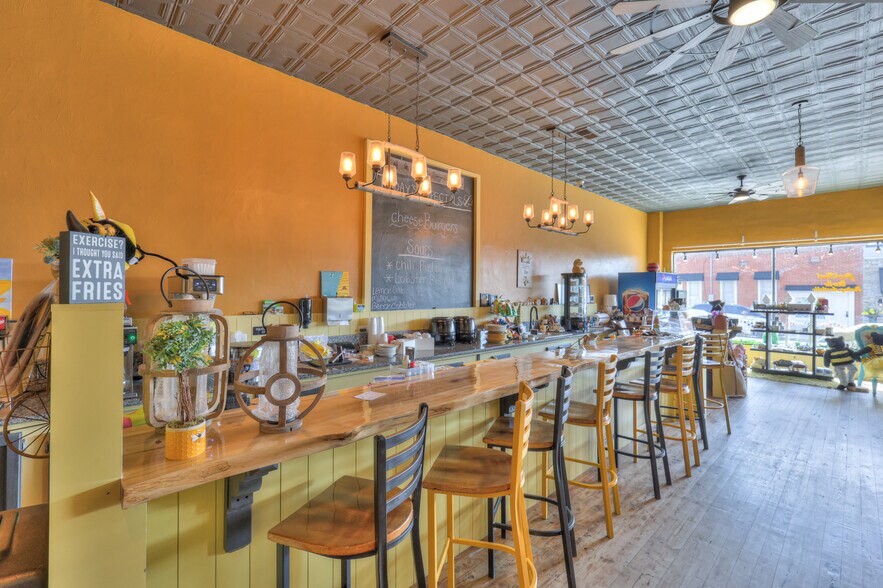 More Photos Of 108 W Walnut St, Smithville Restaurant For Sale