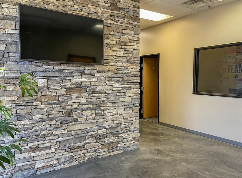 More Photos Of 12455 N 92nd Dr, Peoria Warehouse For Lease