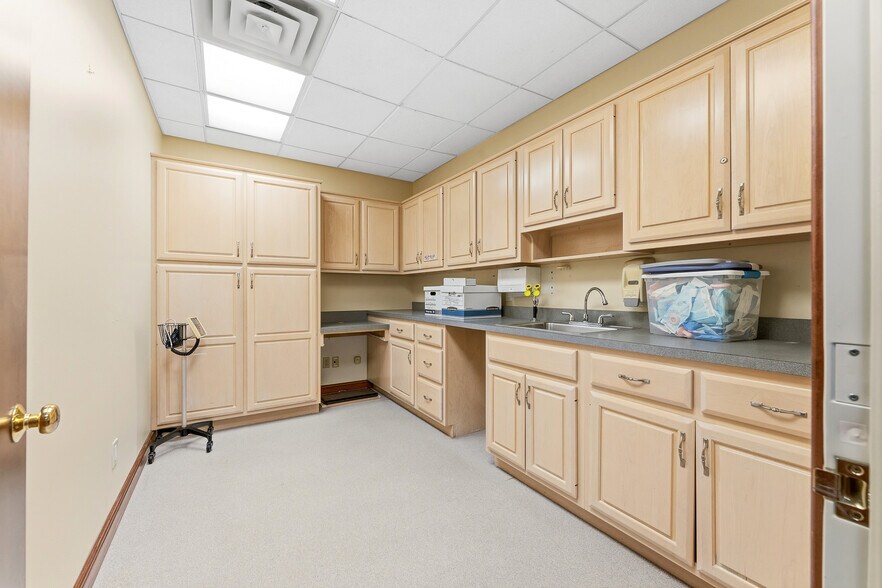 More Photos Of 1703 Locust Ave, Fairmont Medical For Sale