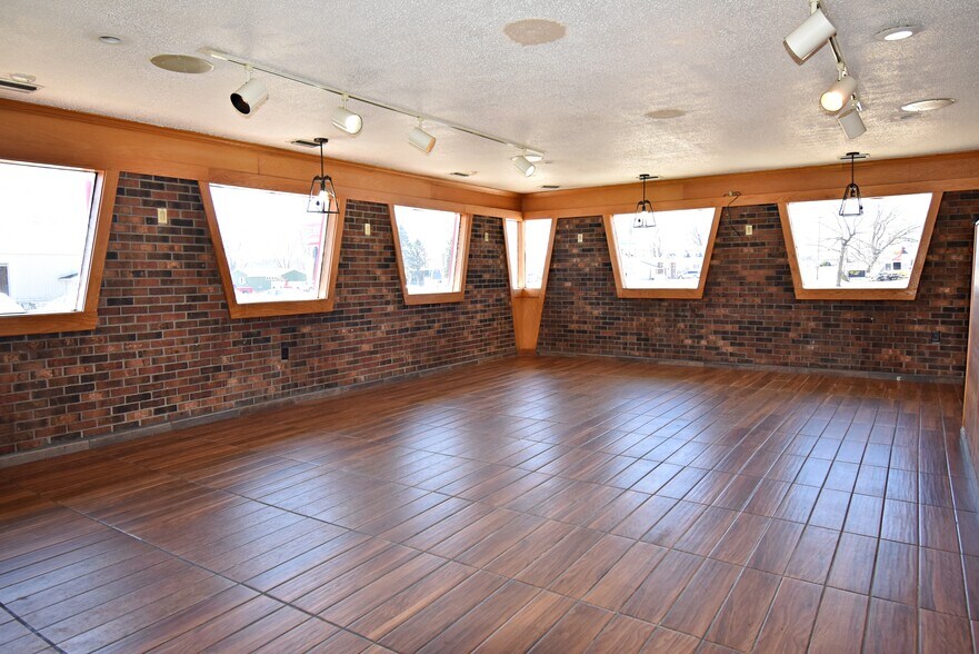 More Photos Of 1640 1st St W, Independence Freestanding For Sale