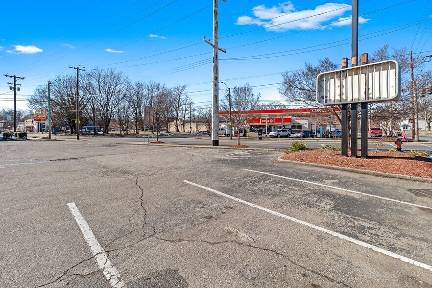 More Photos Of 2058 Portland Ave, Louisville Freestanding For Lease
