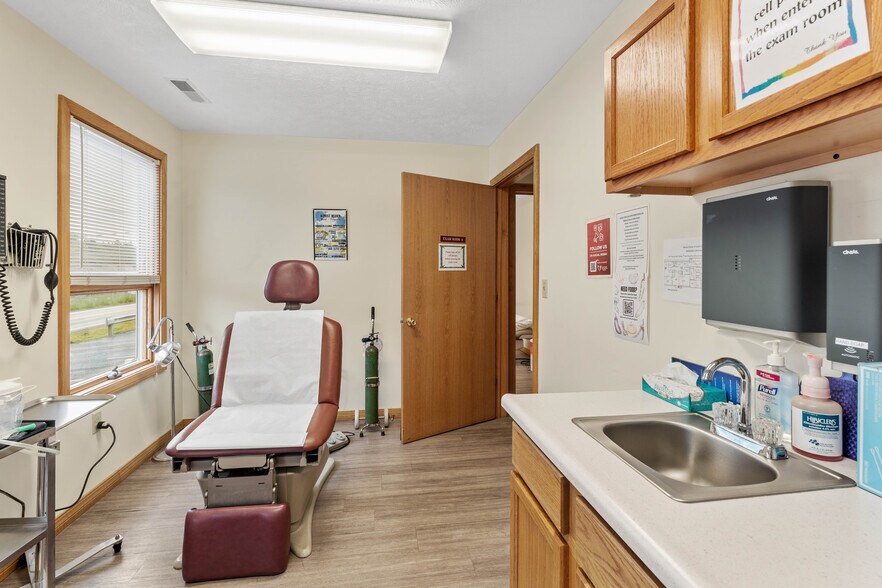 More Photos Of 725 N Pike St, Grafton Office For Sale