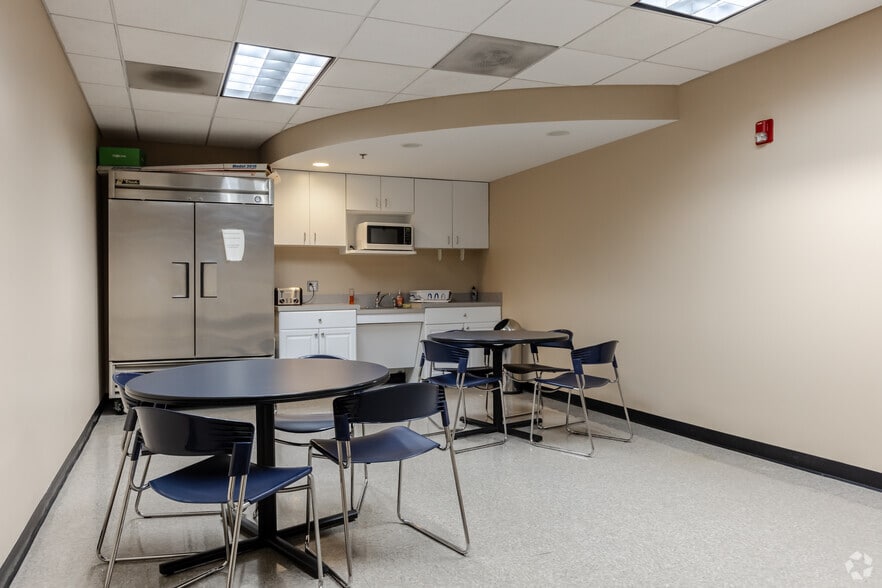 More Photos Of 455 Kehoe Blvd, Carol Stream Office For Lease