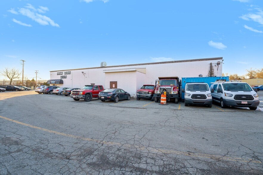 More Photos Of 840 Cumberland Hill Rd, Woonsocket Warehouse For Lease
