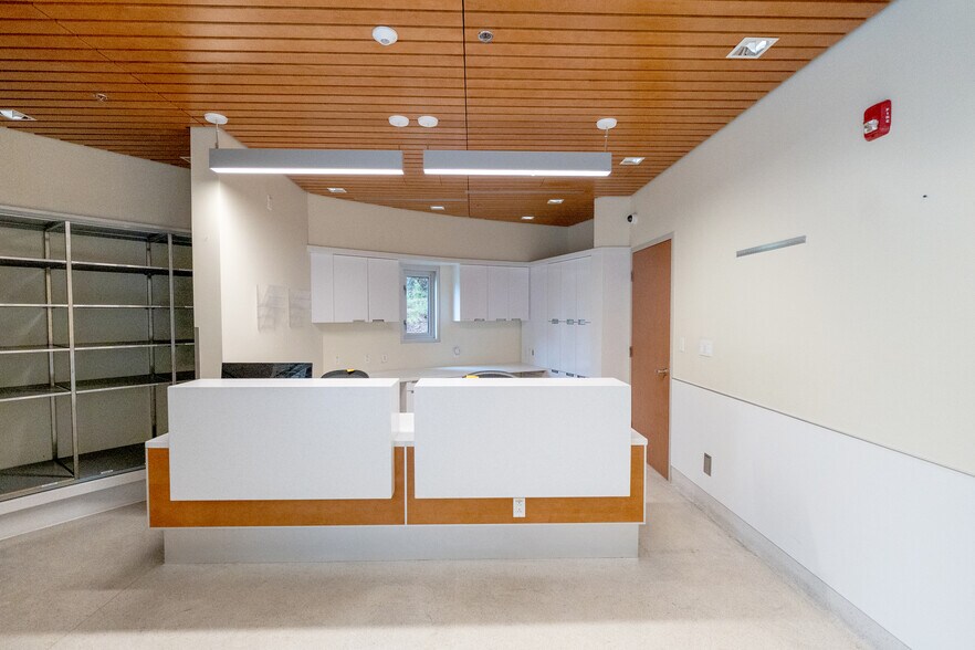 More Photos Of 2580 Capilano Rd, North Vancouver Veterinarian Kennel For Lease