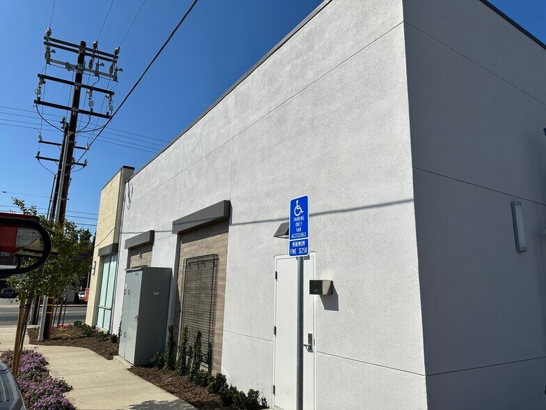 More Photos Of 325 N Tustin Ave, Santa Ana Service Station For Lease