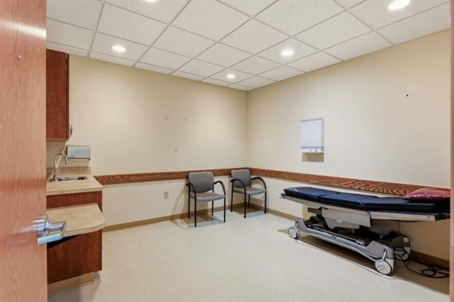 More Photos Of 2010 15th St, Bay City Healthcare For Sale