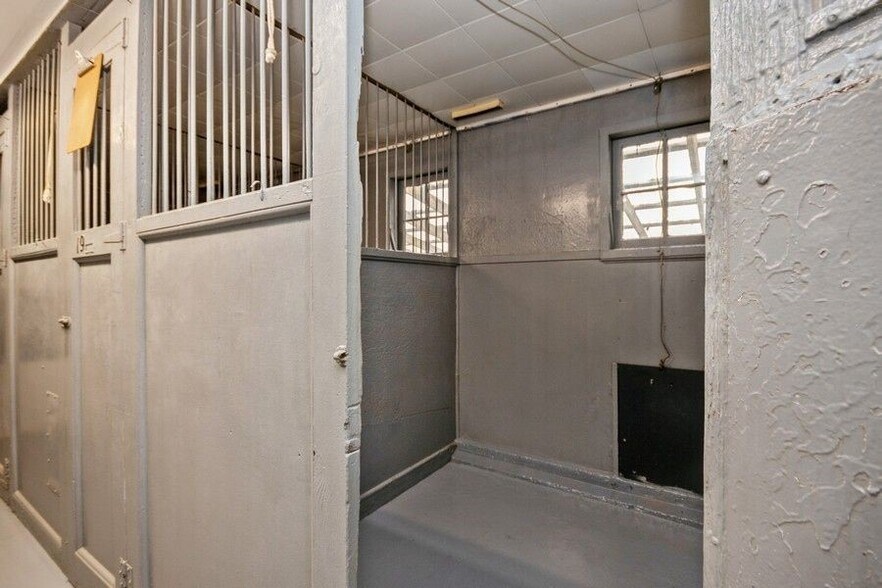 More Photos Of 109-111 N Cross Rd, Lagrangeville Veterinarian Kennel For Sale