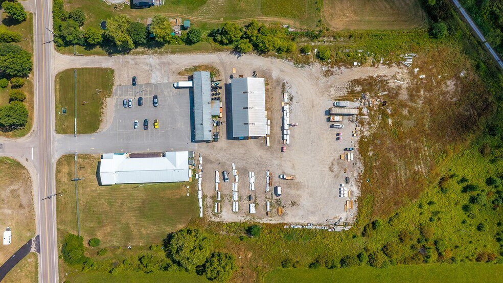 More Photos Of 1054 Gillan Rd, Renfrew General Retail For Sale