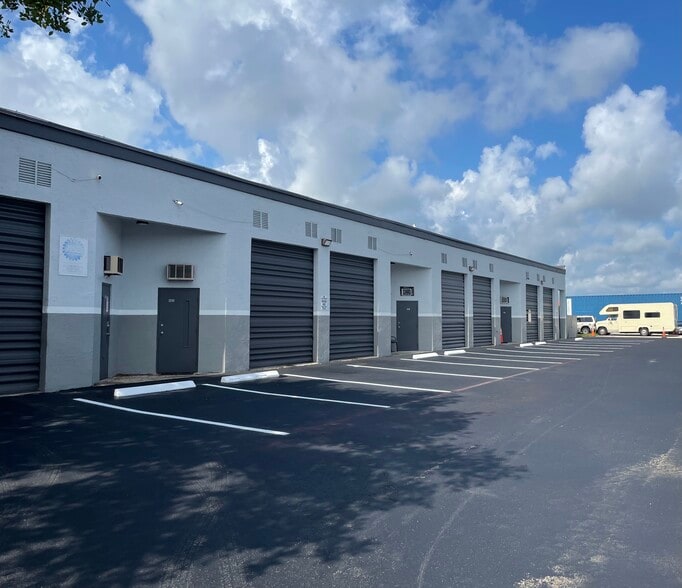 More Photos Of 4141 N Dixie Hwy, Deerfield Beach Warehouse For Lease