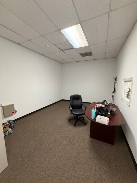 More Photos Of 3208 Mill St, Summerville Showroom For Lease