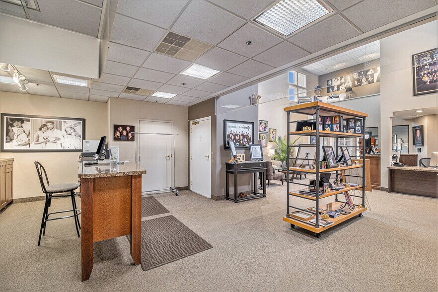 More Photos Of 33431 Grand River Ave, Farmington General Retail For Sale