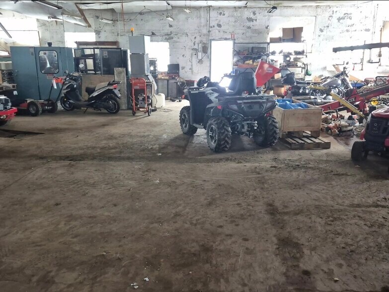 More Photos Of 4433 S Huron Rd, Standish Showroom For Sale